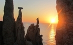 installation en terre-crue et pierres sur les falaises de Porto