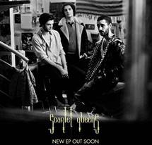 le trio parisien Scarlet Queens / Outside Play le trio parisien Scarlet Queens / Outside Play