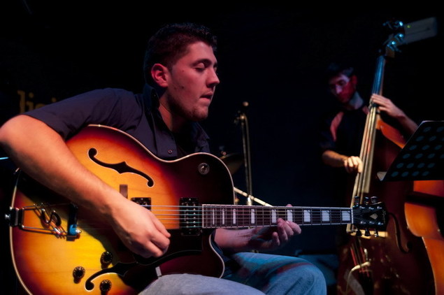 Gianluca Figliola est également un des musiciens les plus talentueux et prometteurs de la scène romaine, réussissant lui aussi plusieurs concours. Gianluca Figliola est également un des musiciens les plus talentueux et prometteurs de la scène romaine, réussissant lui aussi plusieurs concours.