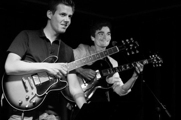 Il forme un duo avec Benjamin Né qui ajoute ses voicings d'accords jazzy et ses solos inspirés. Il forme un duo avec Benjamin Né qui ajoute ses voicings d'accords jazzy et ses solos inspirés.