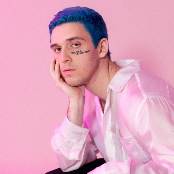 Lauv revient avec le clip frappé et pop de Drugs & The Internet