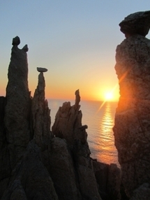 installation en terre-crue et pierres sur les falaises de Porto