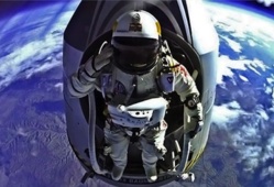 Le saut stratosphérique de Felix Baumgartner  Le saut stratosphérique de Felix Baumgartner