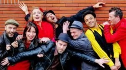 Au festival ParisVienne, des artistes parisiens invitent des groupes autrichiens tout droits venus de Vienne à partager la scène Au festival ParisVienne, des artistes parisiens invitent des groupes autrichiens tout droits venus de Vienne à partager la scène