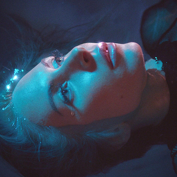 Nina Rossell en proie aux Idées Noires, son nouveau clip Nina Rossell en proie aux Idées Noires, son nouveau clip