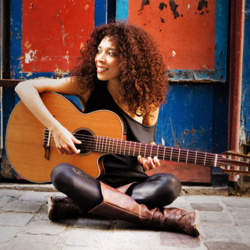 Flavia Coelho vers le succès de l'album Mundo Meu Flavia Coelho vers le succès de l'album Mundo Meu