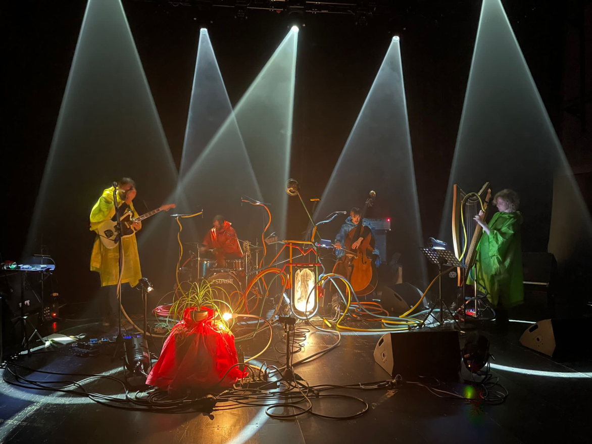 Laura Perrudin revient avec le groupe très inventif Doksha pour un nouvel EP