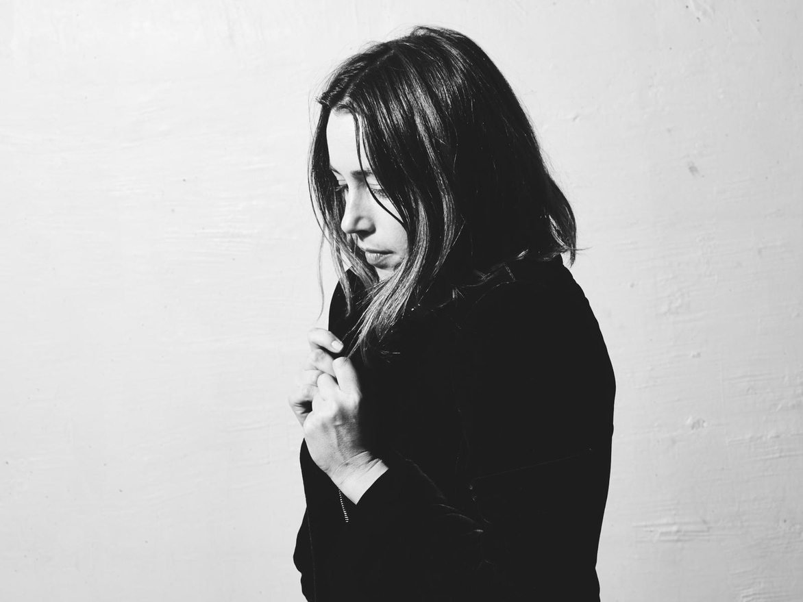 Marie Espinosa signe la ballade mélancolique La Pleureuse