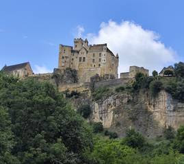 week-end : Vue sur le château de Montfort et la Dordogne, Village de Creysse, ou Vue sur le Château de Beynac week-end : Vue sur le château de Montfort et la Dordogne, Village de Creysse, ou Vue sur le Château de Beynac