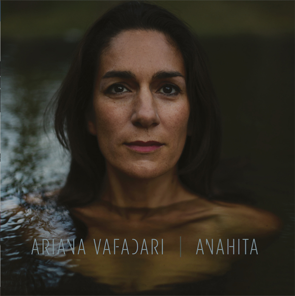 Ariana Vafadari chante les poèmes de Zarathoustra avec l'album Anahita