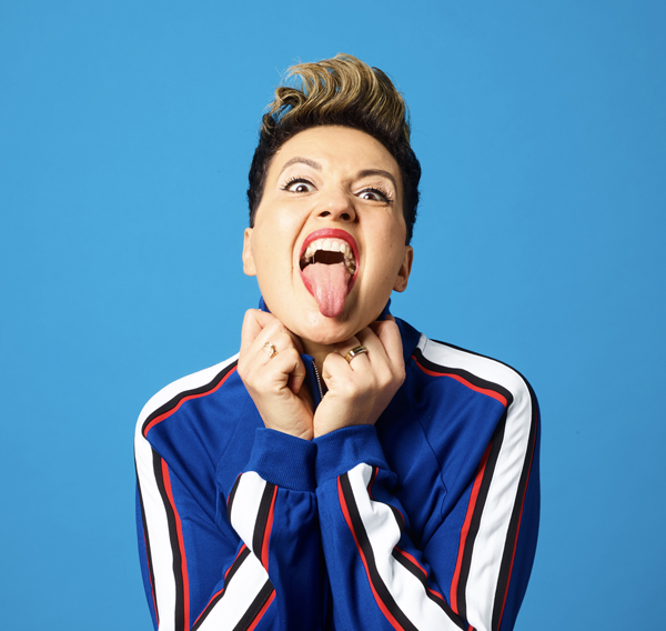 Carine Erseng - Hoze dévoile le clip de Regarde Carine Erseng - Hoze dévoile le clip de Regarde