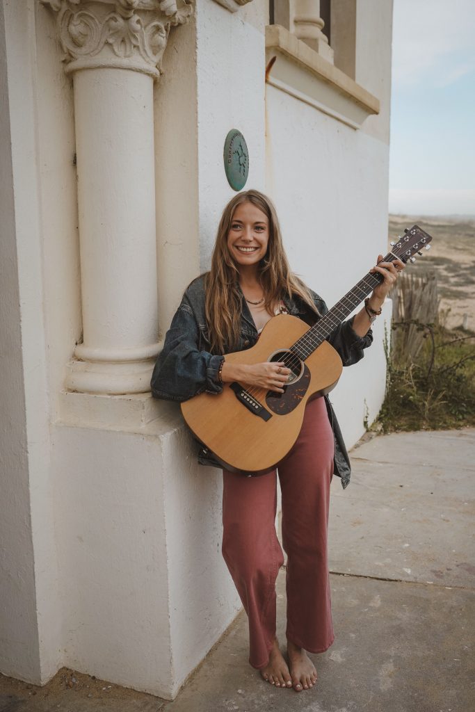 Valentine Lambert, entre folk lumineuse et poésie voyageuse — en session guitare, quelque part entre ciel clair et horizons ouverts.
