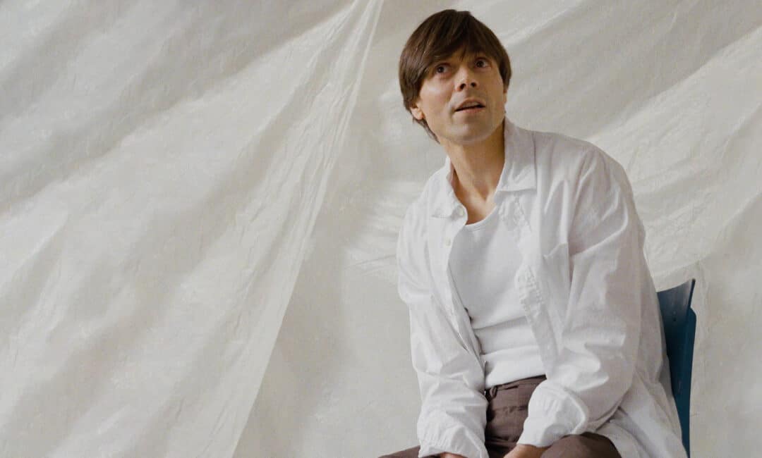 Lionel Langlais célèbre l’émotion avec le clip « À des années-lumière »