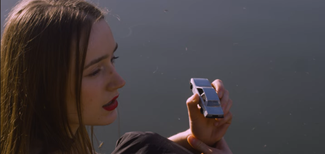 Ella Lewis dévoile « Drive », un nouveau chapitre sensible avant la sortie de son premier EP