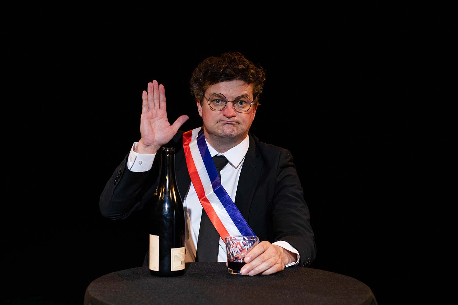 Julien Rossier est Coluche : une candidature présidentielle qui fait revivre un moment culte de 1980