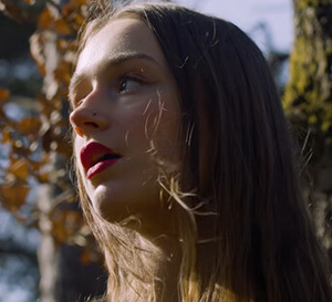 Ella Lewis :