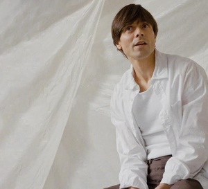 Lionel Langlais célèbre l’émotion avec le clip « À des années-lumière »