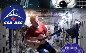 "Space Oddity" par Le commandant Chris Hadfield de L'ISS