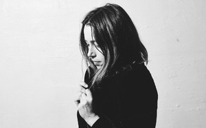 Marie Espinosa signe la ballade mélancolique La Pleureuse