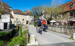 week-end : Vue sur le château de Montfort et la Dordogne, Village de Creysse, ou Vue sur le Château de Beynac