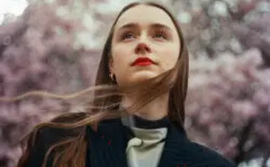 Ella Lewis :