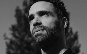Nosfell dévoile ses Chants adelphiques : une tournée entre concert, conte et performance