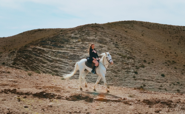 Osinaël sort l'envoûtant clip officiel de J'adore