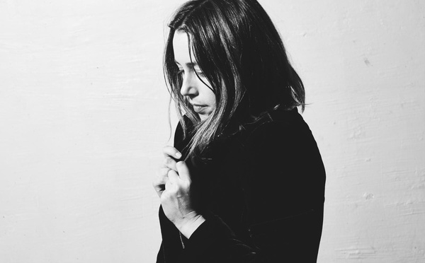 Marie Espinosa signe la ballade mélancolique La Pleureuse