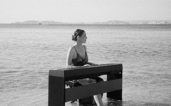 Marie Espinosa se dévoile en amoureuse avec La Fille de l'Absolu