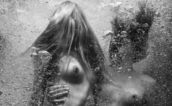 Hugh Arnold – Le chorégraphe de l’eau et des corps