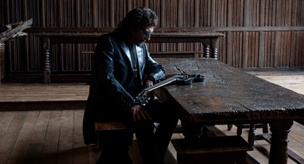 Tony Iommi revient avec “From The Dark”